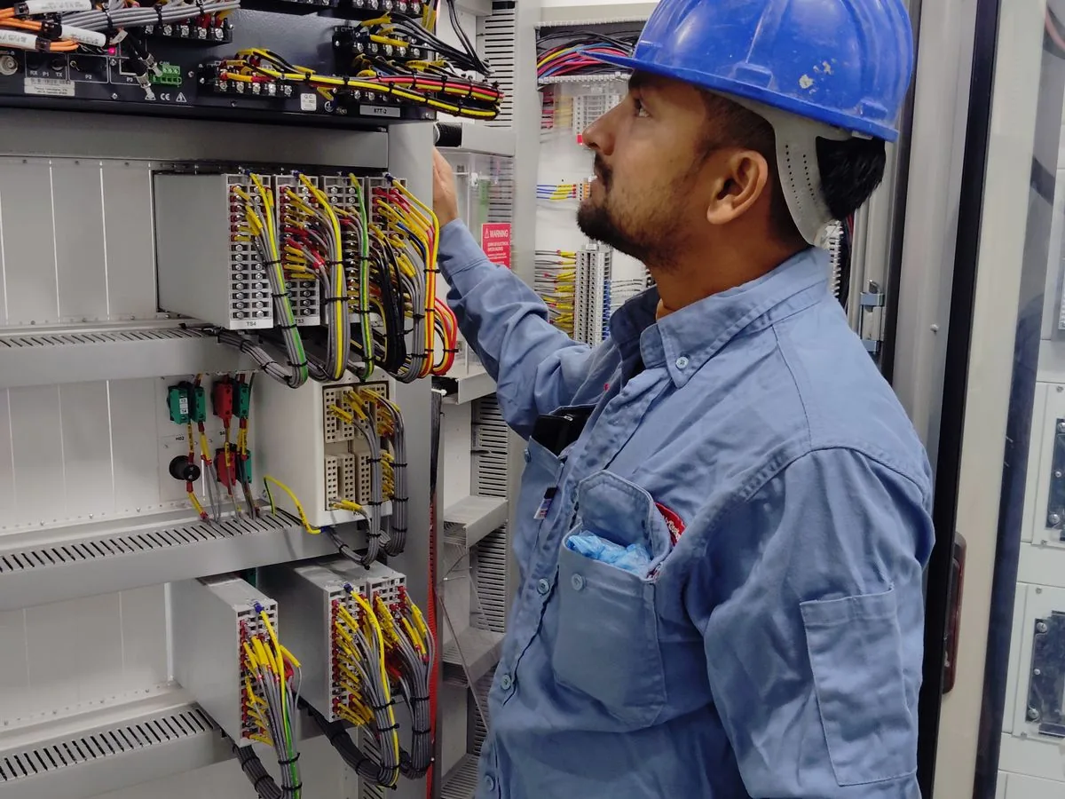 Operario trabajando en un tablero eléctrico industrial